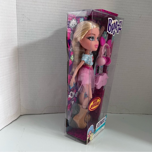 NEW Remix Cloe Bratz Doll Music Fashion MGA 2015 Pig Ear Headphones - Picture 3 of 13